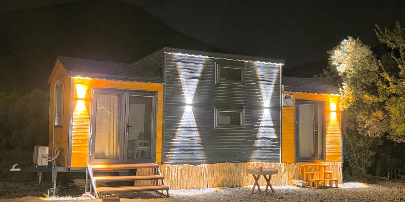 Kıyıda Camping ışıklandırılmış tiny house konaklama alanı